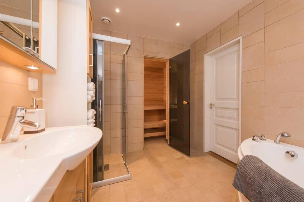 Tallinn City Apartments - Luxury 3 Bedroom, Sauna, Views Exteriör bild